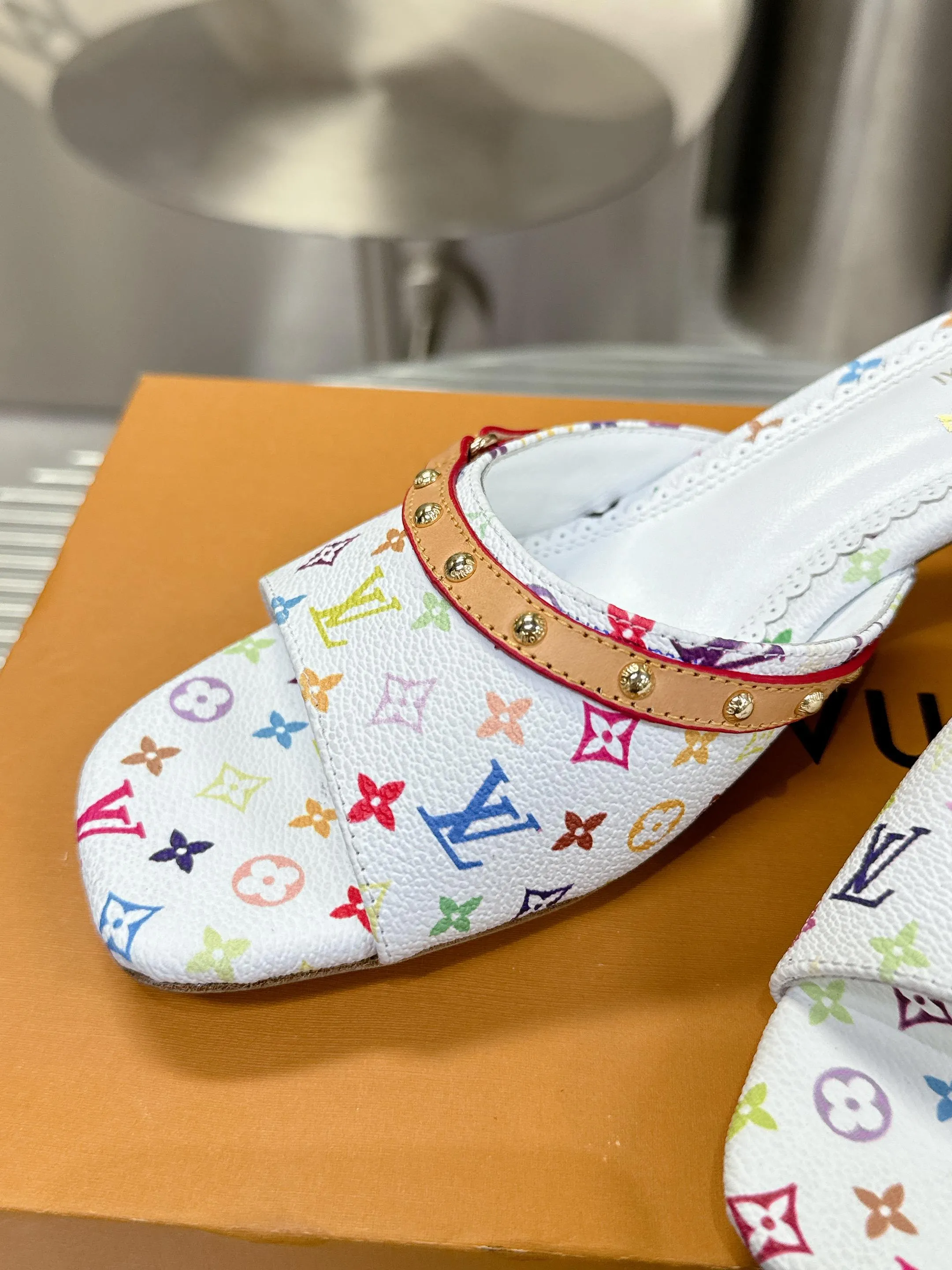 👟👟Ex-factory price 480👟👟 Cat heels 5.5Cmm [Genuine leather outsole] 𝐋𝐨𝐮𝐢𝐬 𝐕𝐮𝐢𝐭𝐭𝐨𝐧 24S spring and summer new denim denim cat heels series Lv presbyopia becomes more and more attractive the more you look at it Adding denim adds a bit more playfulness. It looks great when paired with shorts, short skirts and wide-leg trousers in summer. Kitten heels also have a certain height. A must-have for sisters in summer. Sizes 35-42